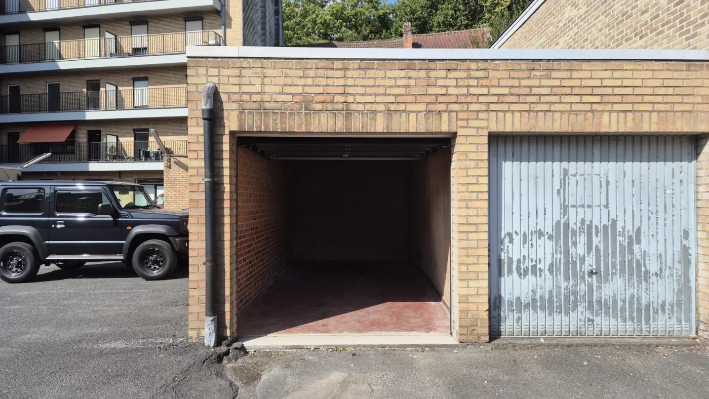 Afgesloten garagebox ter hoogte van de Smedenpoort