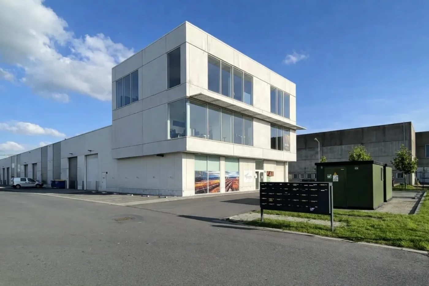 Instapklare kantoorruimte in KMO-zone Aalter – onmiddellijk beschikbaar