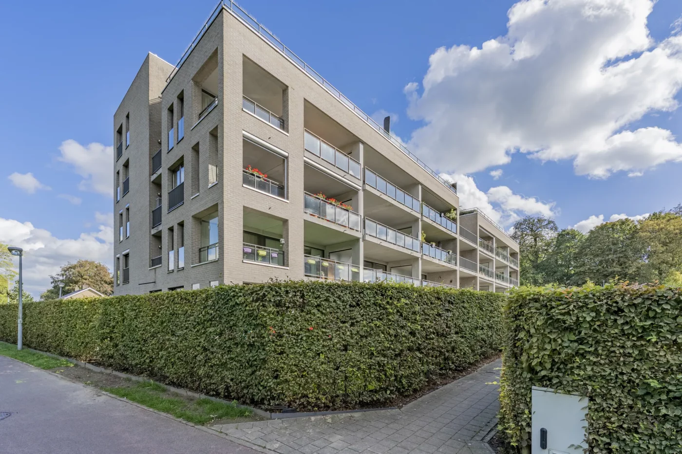 Lichtrijk 1-slaapkamerappartement met ruim terras te huur in Brugge